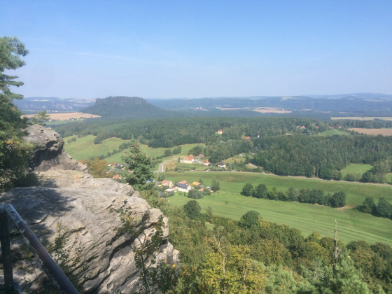 auf dem Pfaffenstein mit Sicht auf den Lilienstein in der sächsischen Schweiz, wunderschöne Gegend(Bild: Melanie Hartmann) (Exif-Daten: ihr habt Sie nicht gesehen!!)